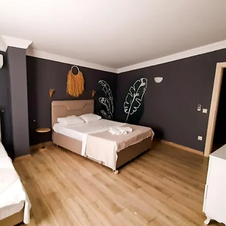 Apartament Peaceful Flat With Balcony, Backyard And Partial Sea View Near In